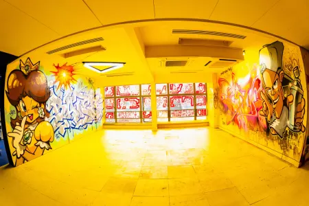 Salle graffiti jaune au Zoo Art Show